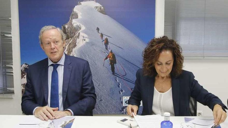 Joaquín Huergo y Consuelo Cameselle, ayer en la sede. // Alba Vilar