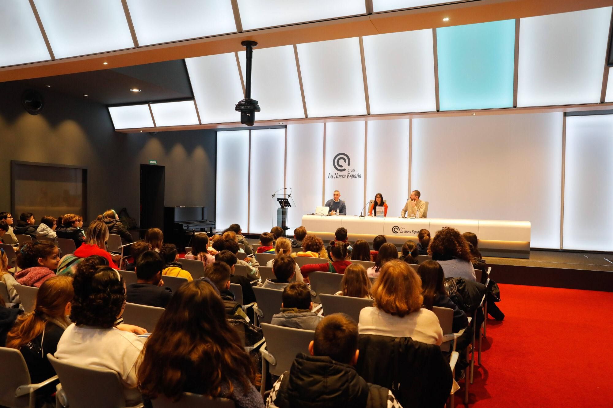 EN IMÁGENES: La escritora Mónica Rodríguez, en el Club LA NUEVA ESPAÑA con alumnos del colegio Gesta