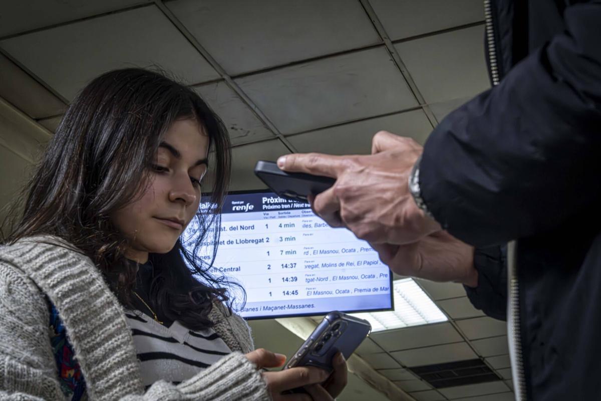 Usuarios buscan información sobre sus trenes este viernes en Plaza Catalunya.