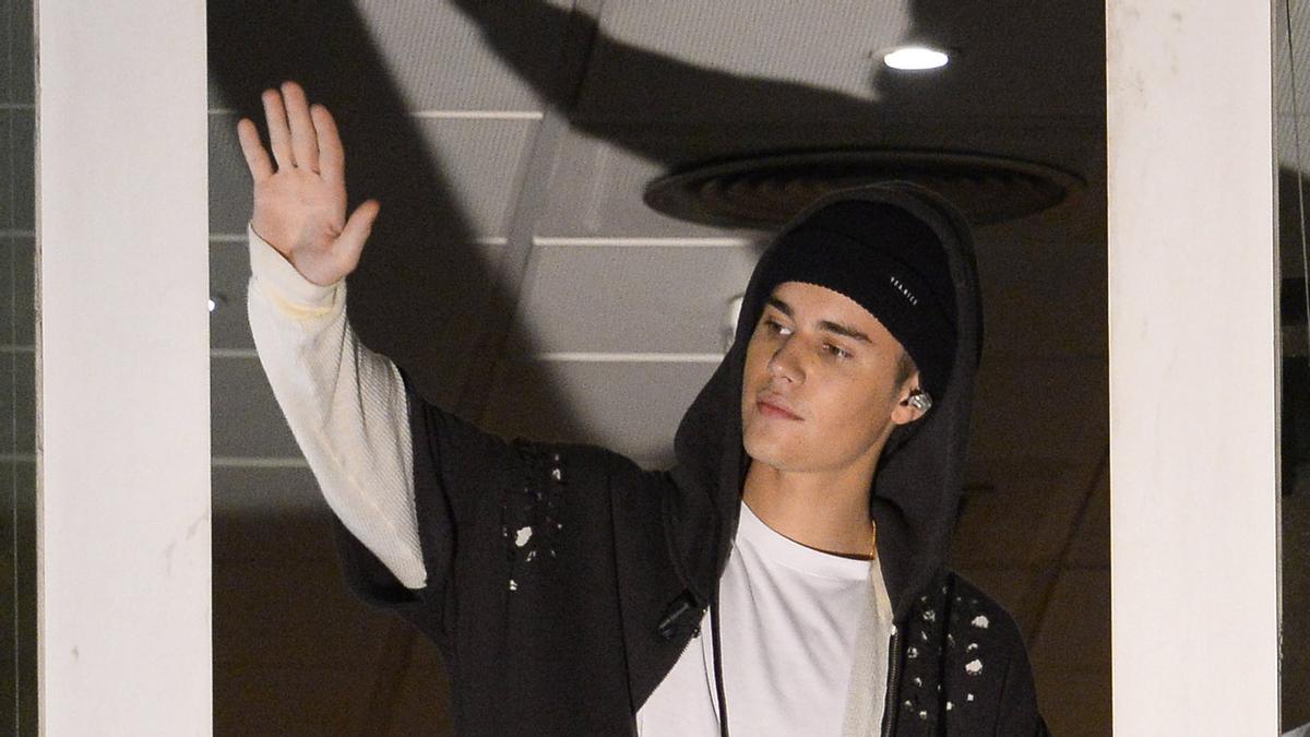 Justin Bieber saluda a sus fans en Madrid