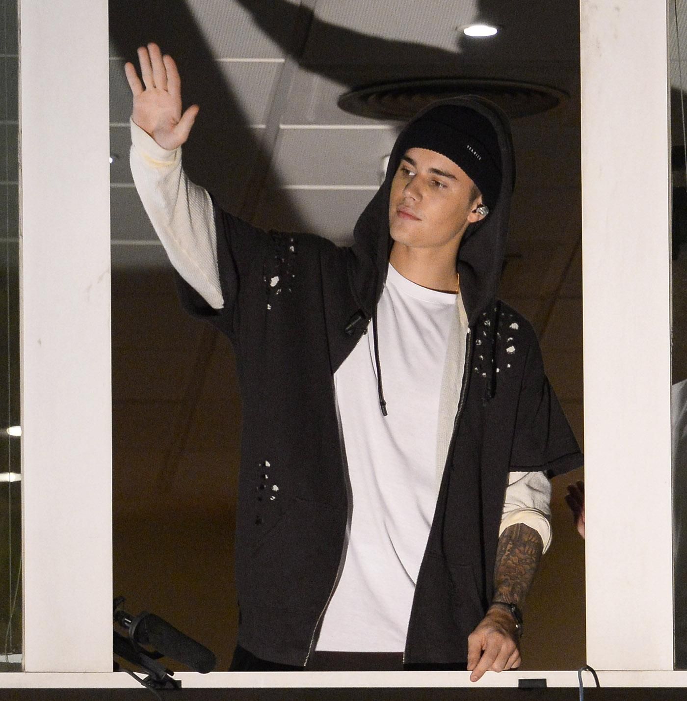 Justin Bieber saluda a sus fans en Madrid