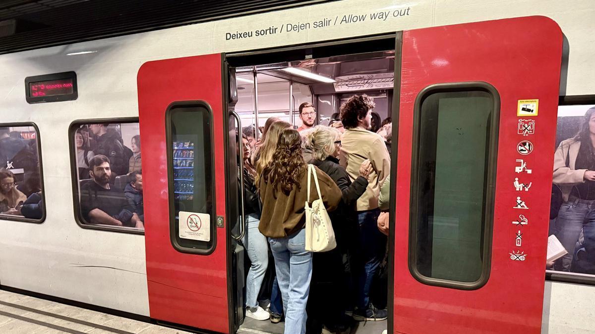 Una usuària pujant a un vagó ple a l’estació de Sabadell Plaça Major de FGC