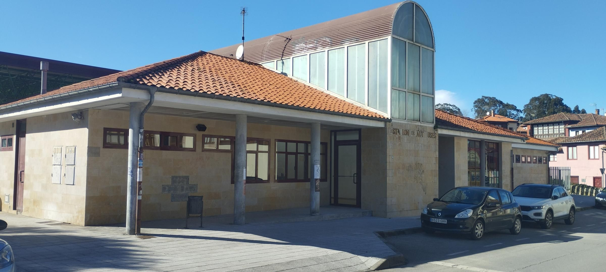 Fachada de la estación de autobuses de Llanes.