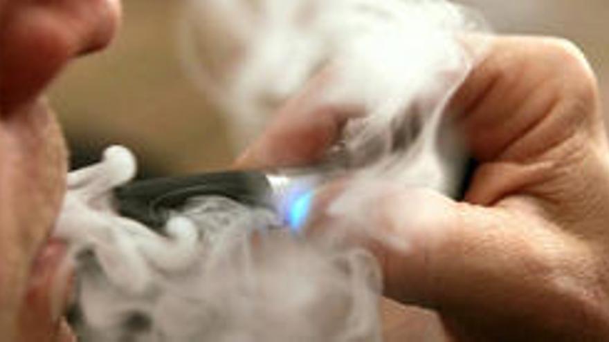 Un nuevo estudio señala que el humo de los cigarrillos electrónicos &quot;no es dañino para la salud&quot;
