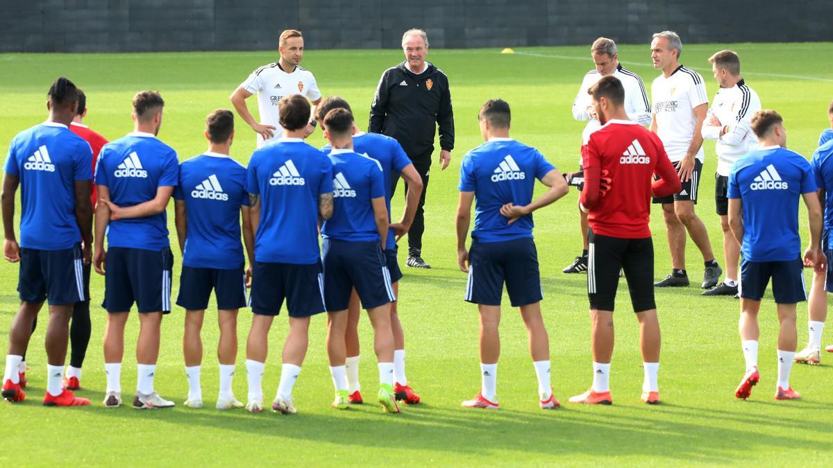 JIM se dirige a sus jugadores durante un entrenamiento.