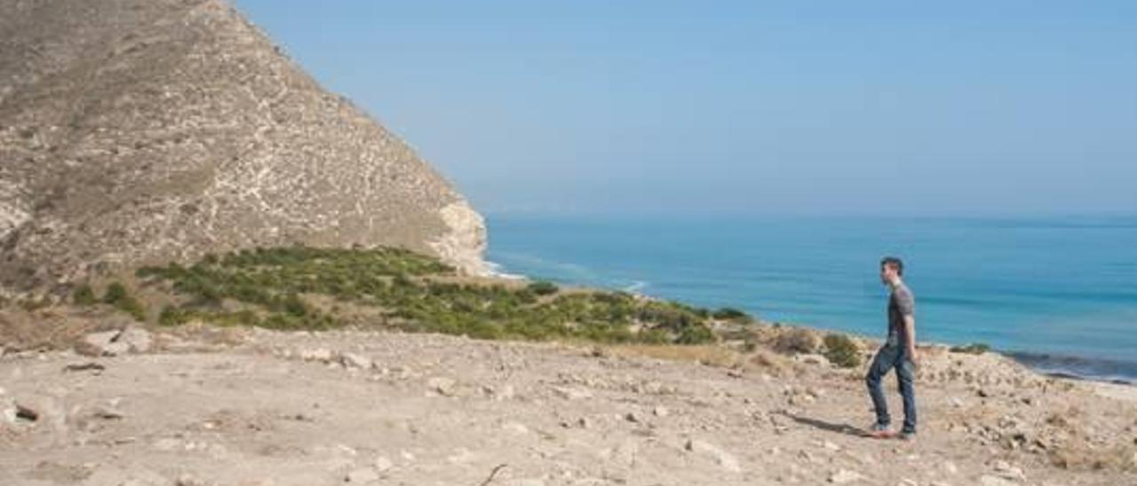 El yacimiento destruido por el desmonte, con la Torre del Barranc d&#039;Aigües al fondo