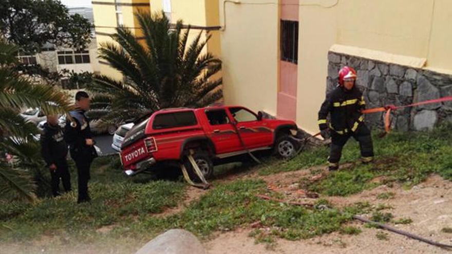 Un vehículo cae por un terraplén en la calle Antón Dvorak