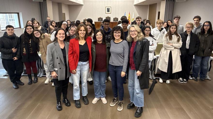 Hanan Kaoud, junto a Paula Fernández Pena y concejalas del gobierno local, tras la charla en el consistorio.