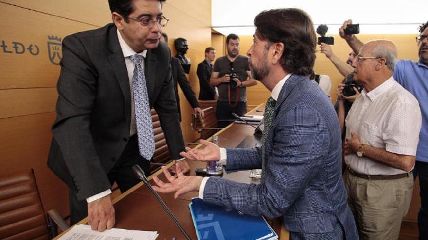 Pedro Martín conversa con Carlos Alonso tras la moción de censura.