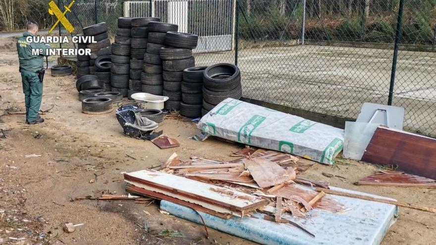 Denunciados por depositar 60 neumáticos y restos de obra en una zona forestal