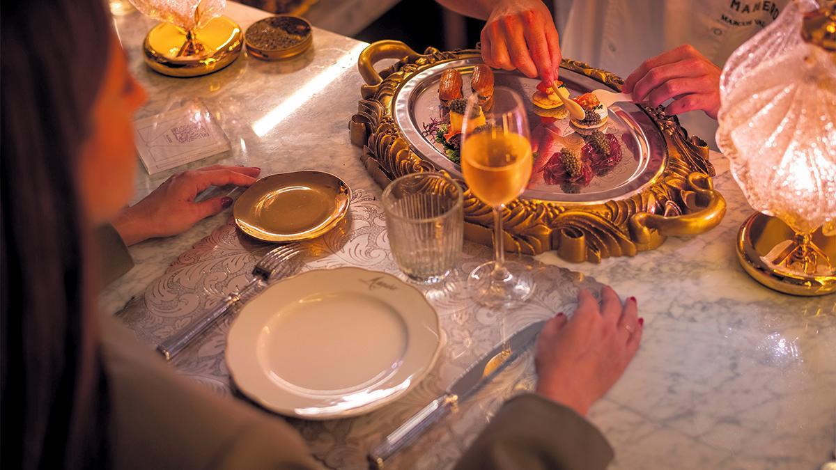 El caviar es parte del ritual en Manero