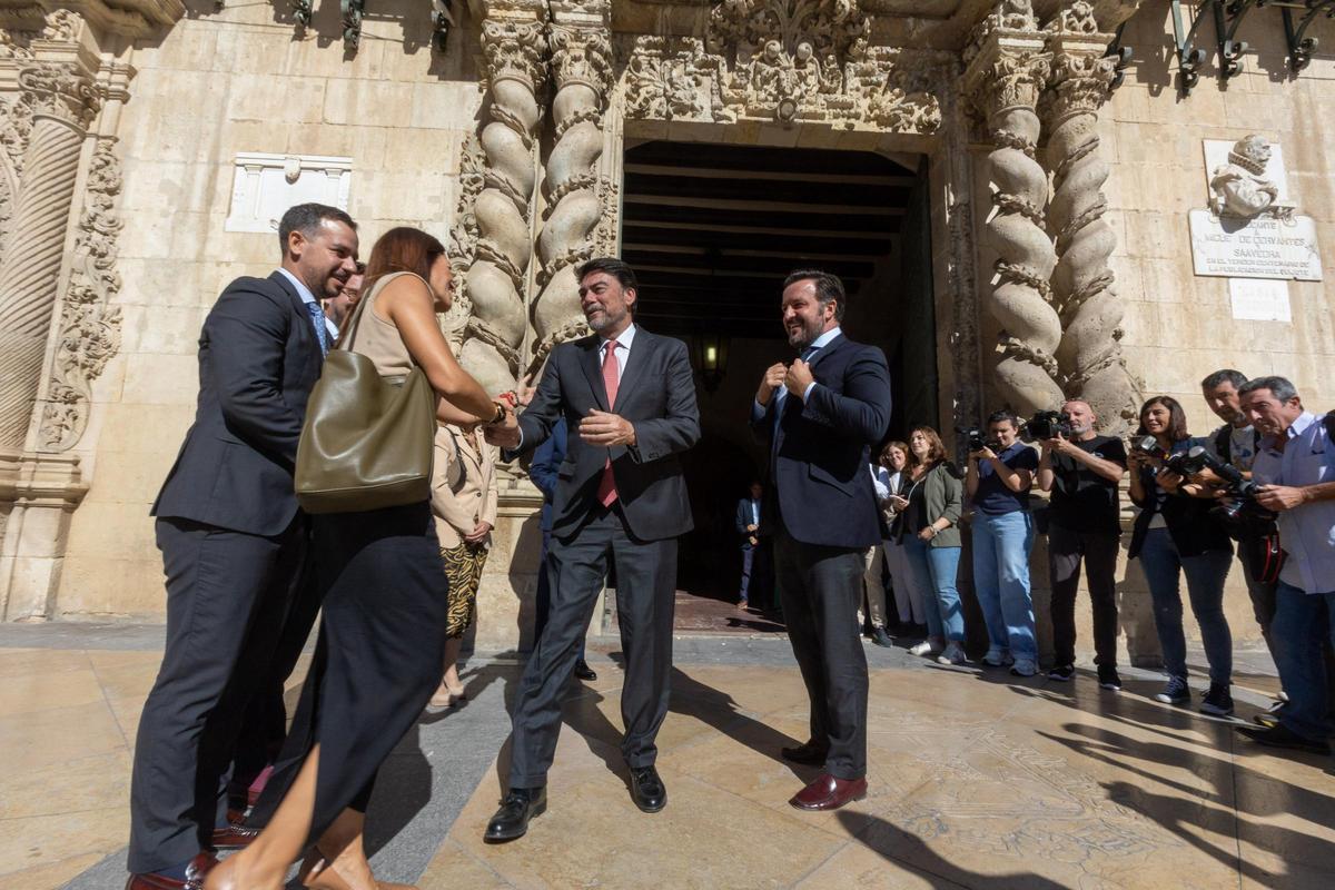 El equipo de gobierno de Elche, a su llegada en septiembre a Alicante para celebrar la primera cumbre entre ambas ciudades