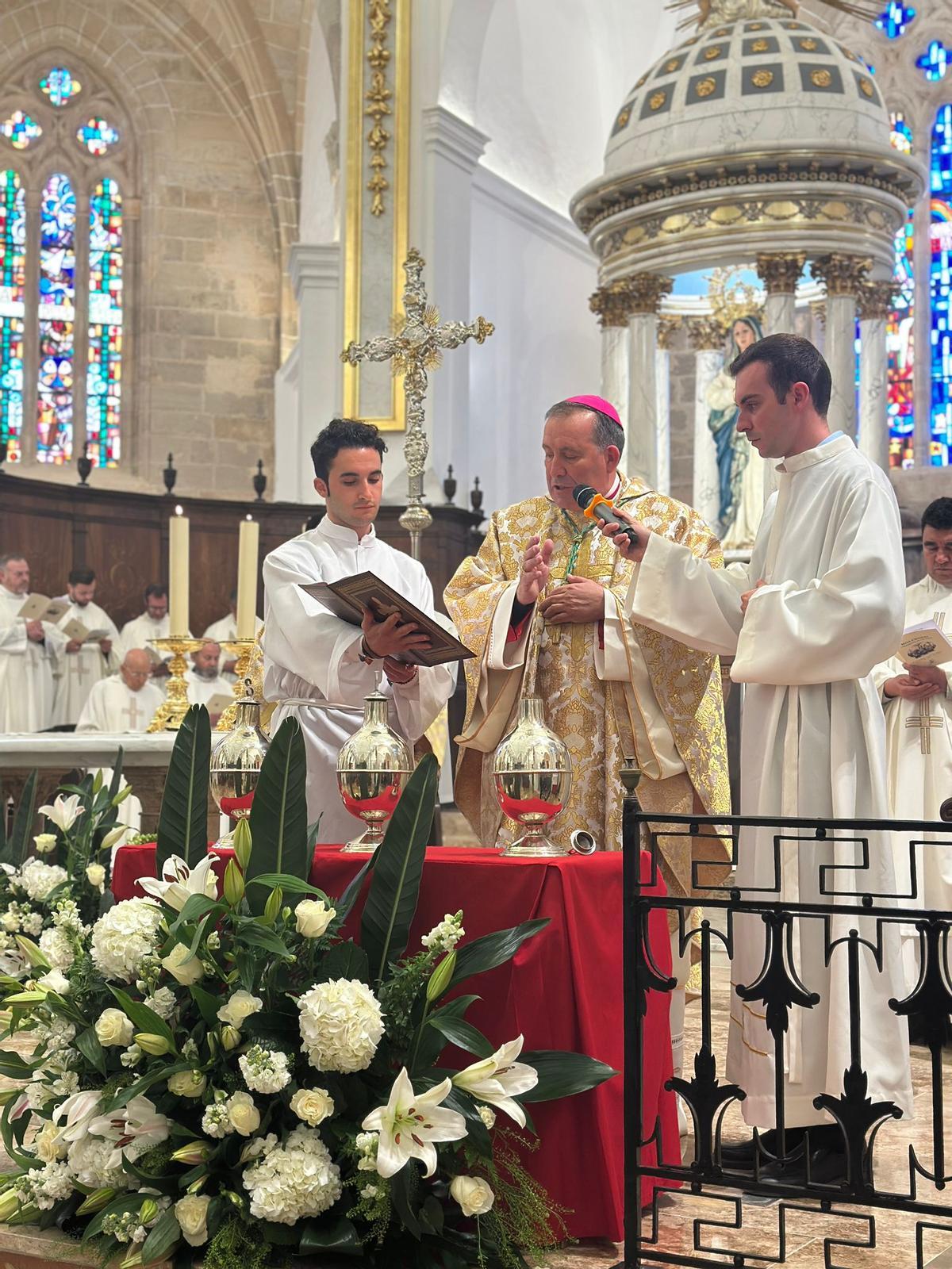 Todas las imágenes de la Misa Crismal en la Catedral de Ibiza.