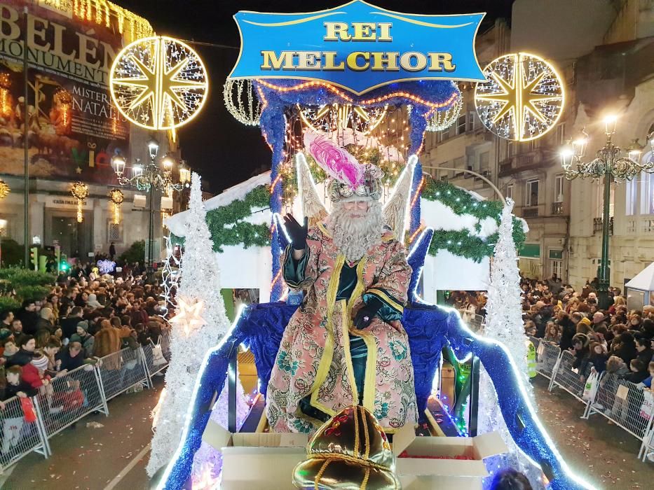 Miles de niños y niñas disfrutan junto a sus familias del desfile récord de la ciudad olívica. Melchor, Gaspar y Baltasar lanzaron caramelos desde sus carrozas.