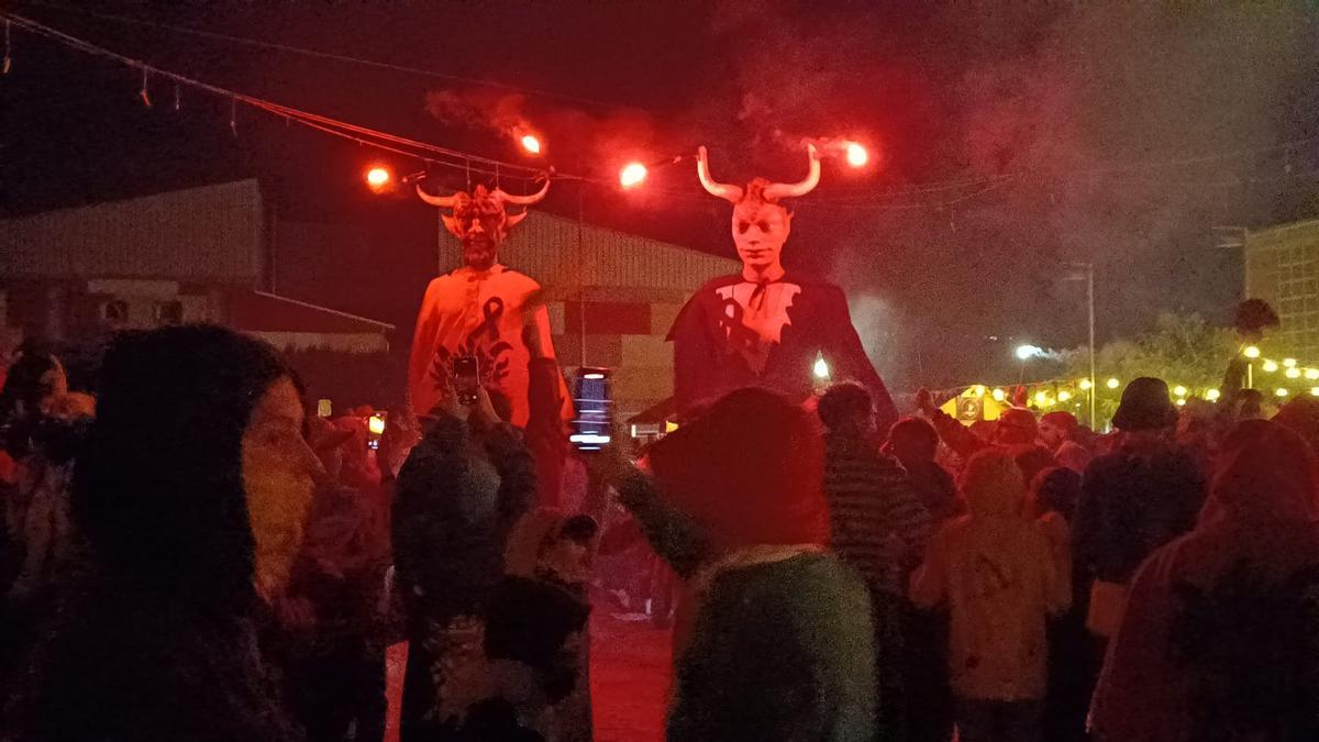 Els gegants diables Malparit i Figaflor fent el ball final del correfoc, l'any passat