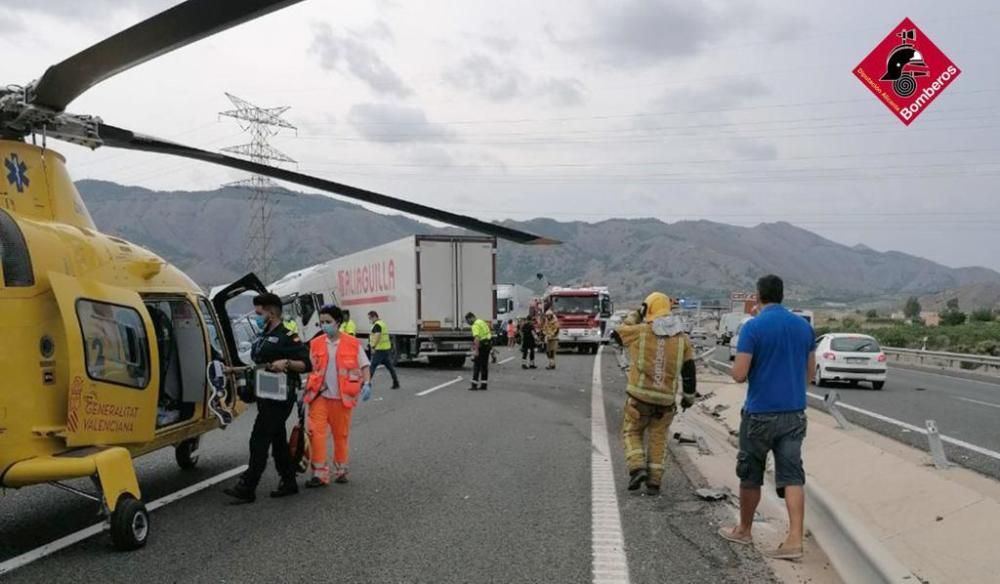 En el siniestro sin heridos ha quedado atravesado un vehículo en la mediana y se ha producido un vertido de combustible