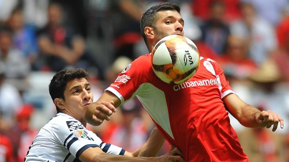 El argentino Gigliotti, derecha, futbolista del Toluca