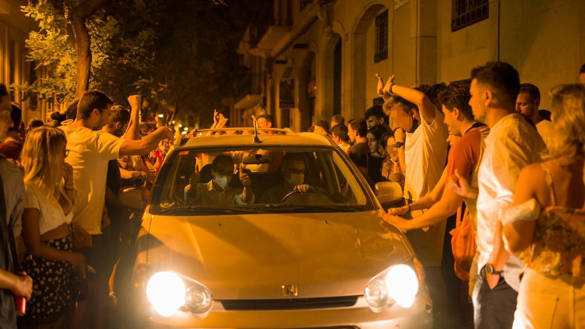 Botellones y grandes aglomeraciones en las fiestas de Gracia de Barcelona.