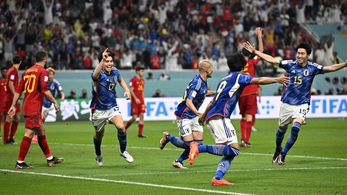 Los jugadores de Japón celebran el gol de la victoria antes de la revisión del VAR.