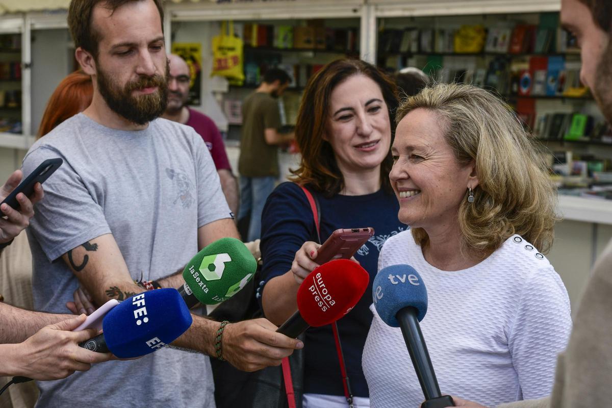 Nadia Calviño en la Feria del Libro de Madrid.