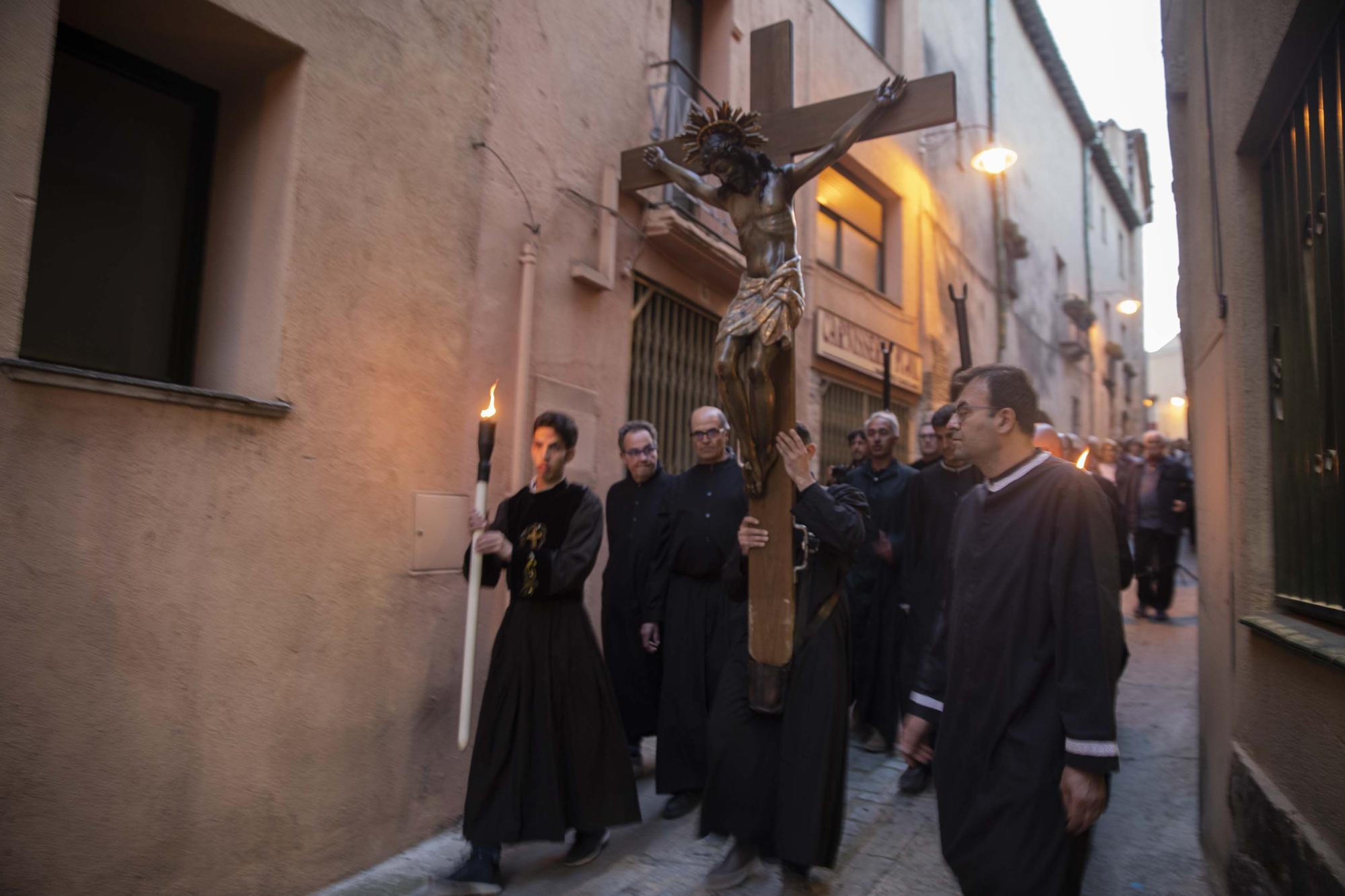 Peralada treu al Sant Crist Negre en processó invocant la pluja