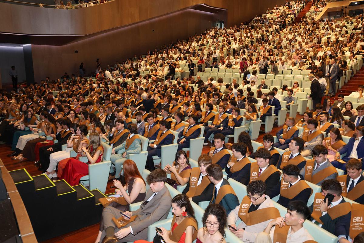 El Auditorio Mar de Vigo acogió la graduación de la Escuela de Ingeniería Industrial de la Universidade de Vigo. En el acto estuvieron presentes 282 alumnos y autoridades como Alfonso Rueda y Abel Caballero. El Auditorio Mar de Vigo acogió la graduación de la Escuela de Ingeniería Industrial de la Universidade de Vigo. En el acto estuvieron presentes 282 alumnos y autoridades como Alfonso Rueda y Abel Caballero.