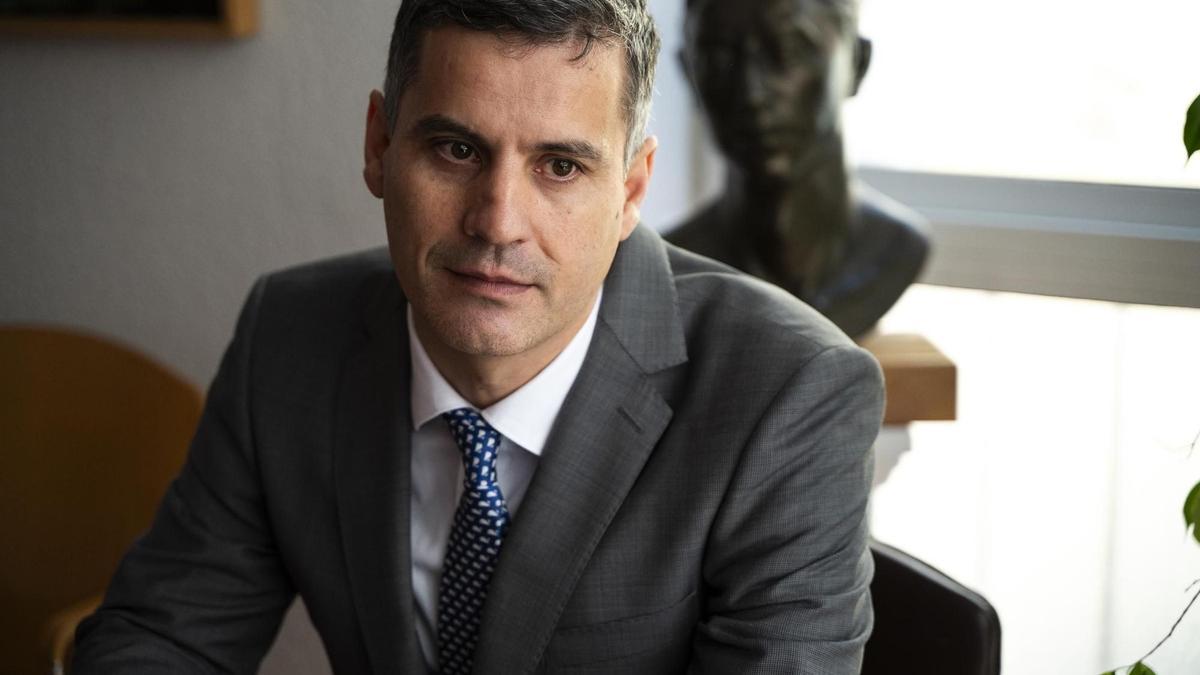 El abogado Daniel López Vivas en su despacho de Cáceres.