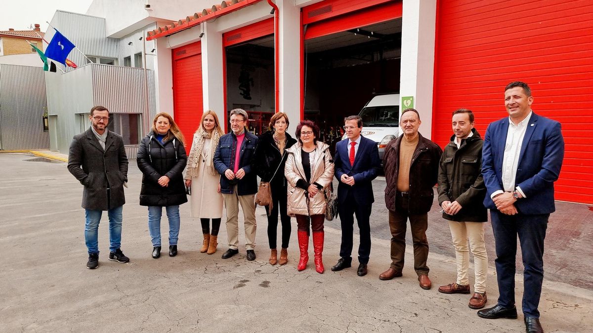 Representantes que visitaron ayer las instalaciones del parque de bomberos.