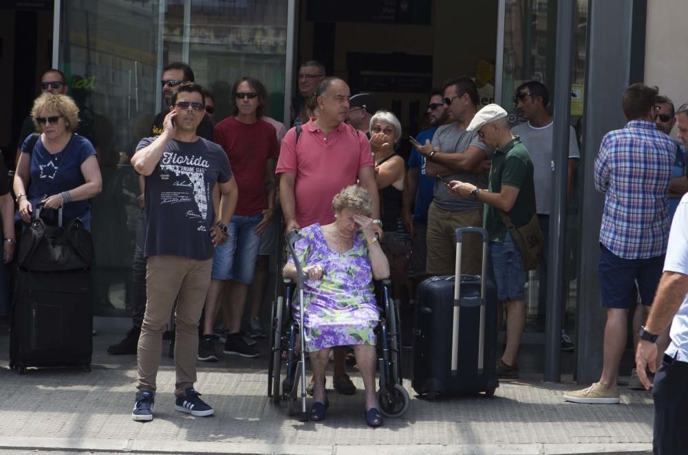 Los taxistas colapsan el centro de Alicante