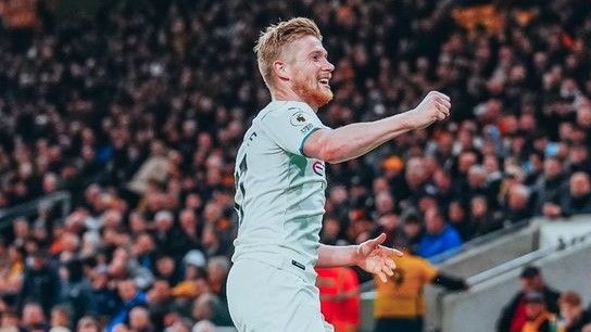 De Bruyne celebra uno de sus goles.