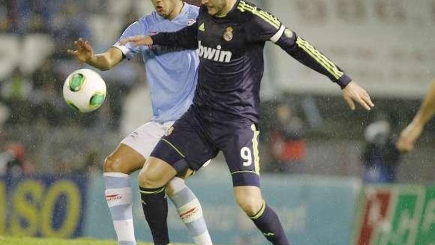 Benzema pelea con Cabral durante el choque de Copa. // Ricardo Grobas