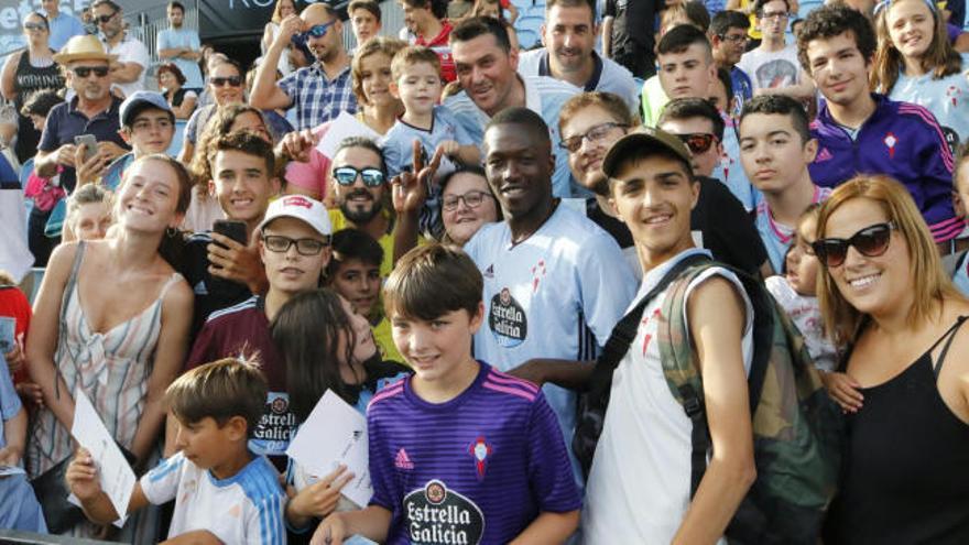 Balaídos da su segunda bienvenida a Pape en su presentación oficial con el Celta