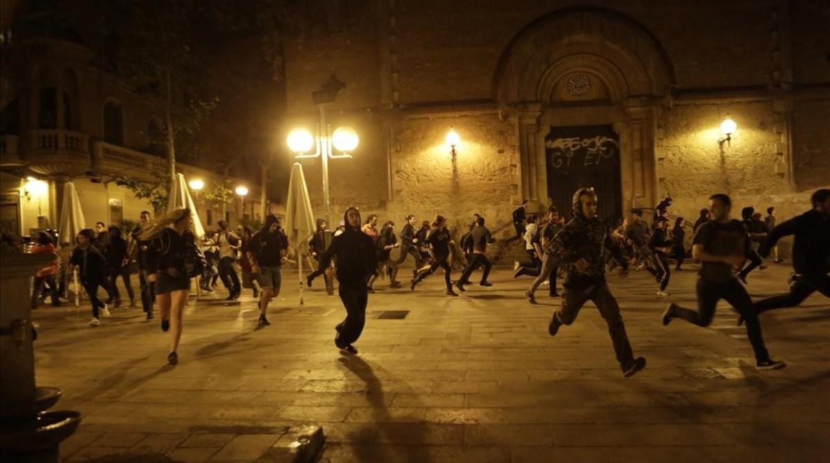 Un grupo de manifestantes huyen de la policía en la plaza de la Virreina.