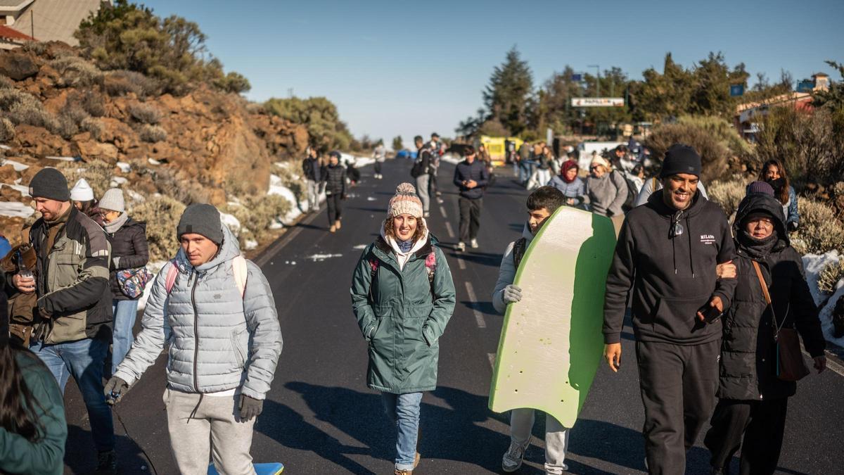 Personas caminando en el Parque Nacional del Teide durante una Operación Nevada a finales del año pasado.