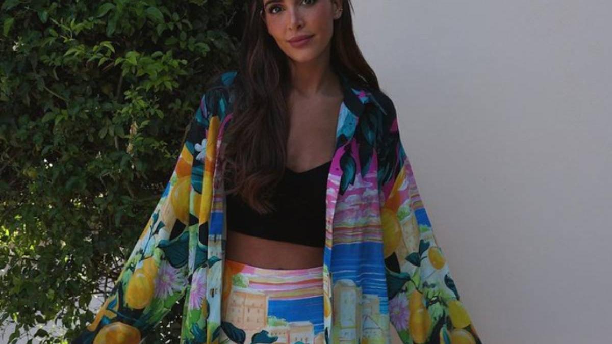 Rocío Osorno con blusa y minifalda estampada de H&M