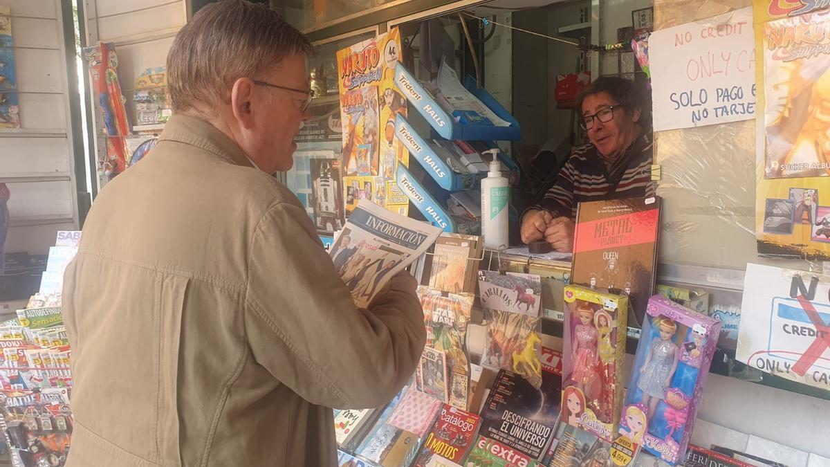 Ximo Puig comprando el periódico este sábado en un quiosco de Alicante.