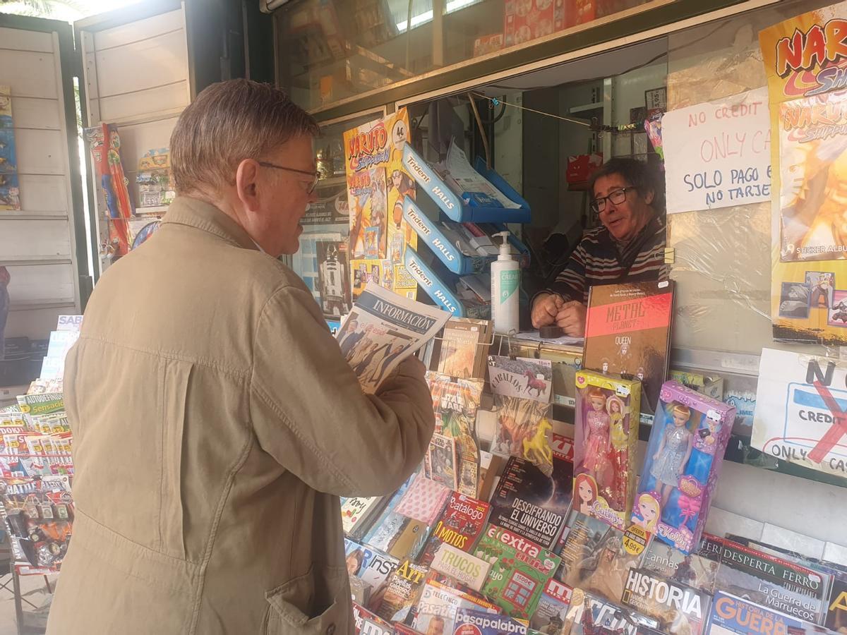 Ximo Puig comprando el periódico este sábado en un quiosco de Alicante.