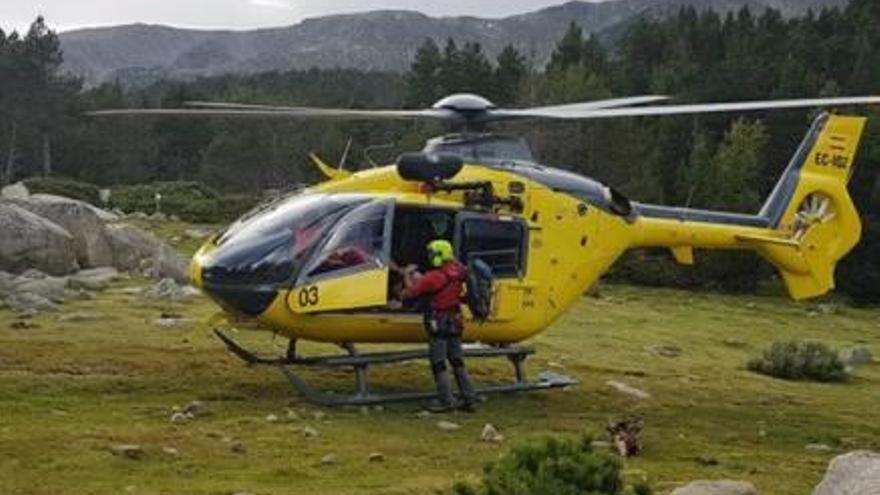 Els Bombers rescaten amb helicòpter dos excursionistes perduts a Meranges