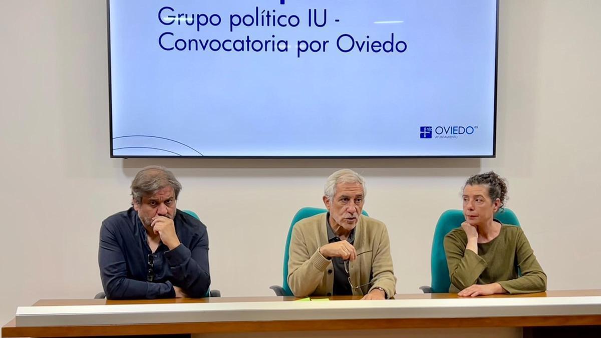 Por la izquierda, Alejandro Suárez, Gaspar Llamazares y Cristina Pontón, durante la rueda de prensa.