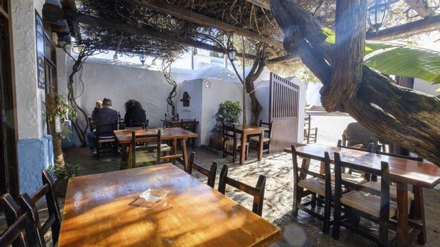 The terrace still preserves the essence of a traditional village bar. | SERGIO G. CAÑIZARES