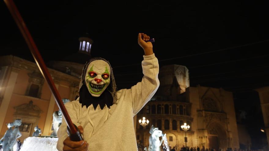 Monstruos y personajes siniestros inundan el centro de València en Halloween