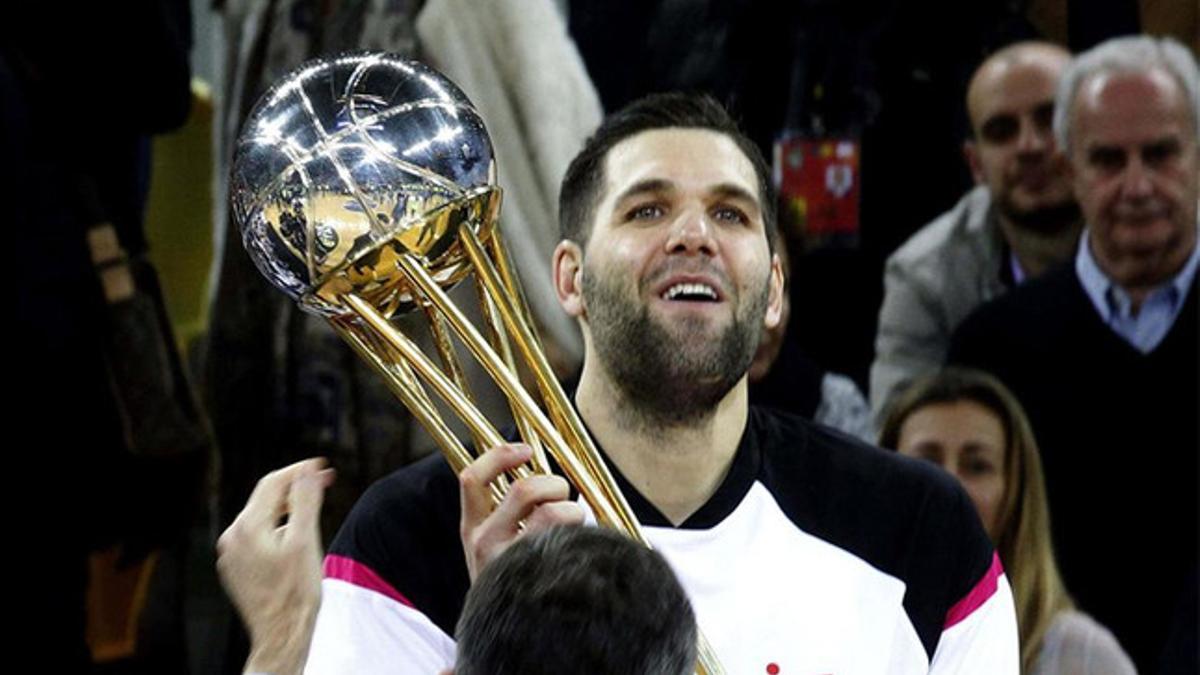 Reyes, recogiendo su cuarta Copa del Rey