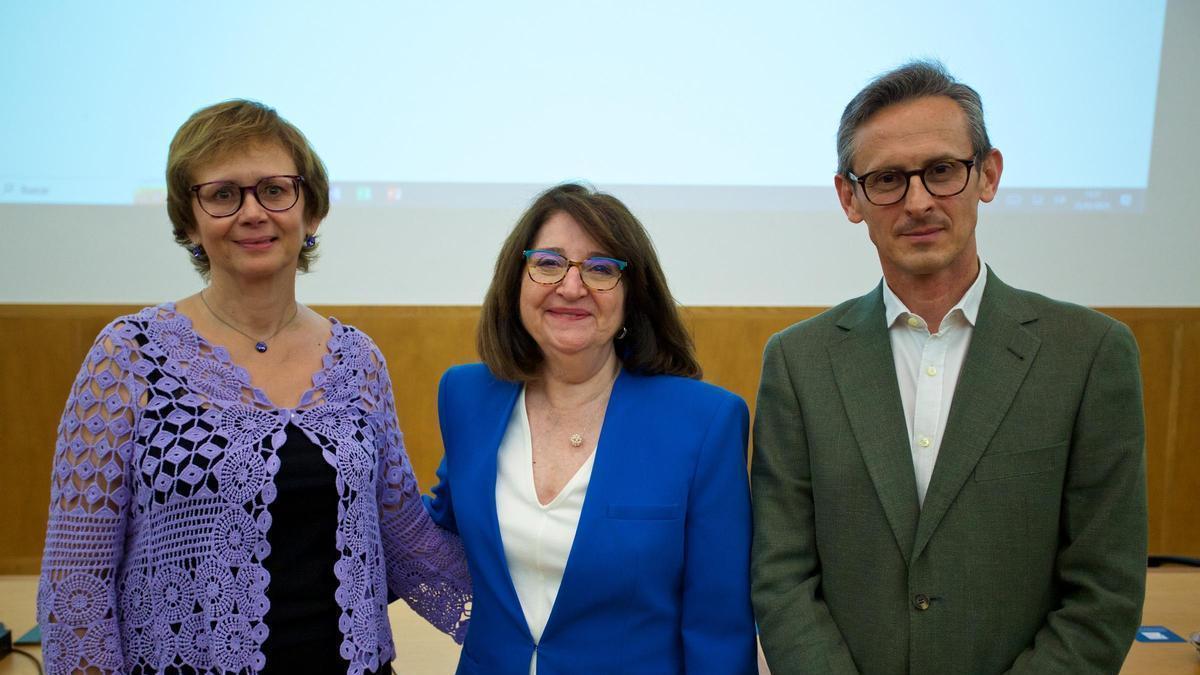 La rectora, Amparo Navarro, entre la decana saliente y el nuevo responsable de Ciencias