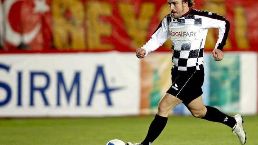 El piloto español de Fórmula Uno Fernando Alonso participa en un partido benéfico de fútbol entre el Nazionale Piloti y el Turkey All Stars hoy miércoles 7 de mayo de 2008 en el estadio Ali Sami Yen de Estambul. El Gran Premio de Turquia de Fórmula Uno se celebra el 11 de mayo en el circuito Istanbul Park.