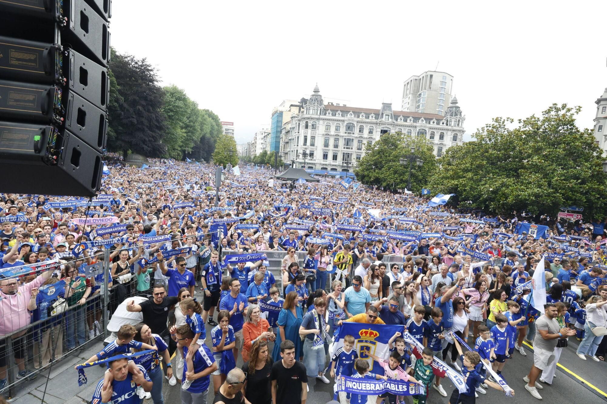 Locura azul en las calles de Oviedo para celebrar el ascenso del equipo a Primera División