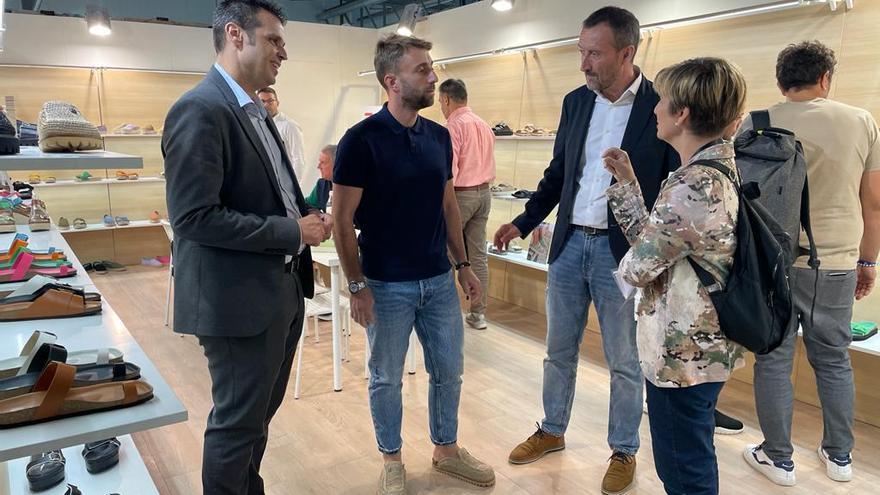 El alcalde de Elche ve optimistas a los fabricantes de calzado en la Feria  de Milán - Información
