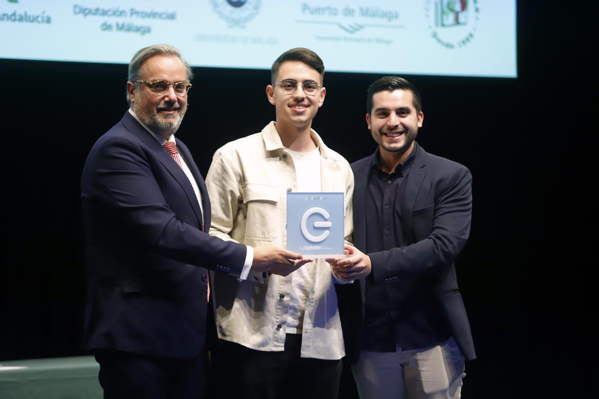 Raúl Rico, gerente de La Opinión, entregó el premio Startup a los representantes de Voicit