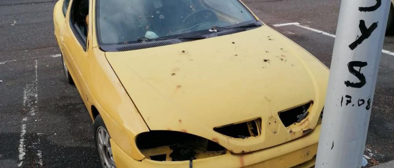 Vehículo abandonado en la subida a Cuesta Piedra.