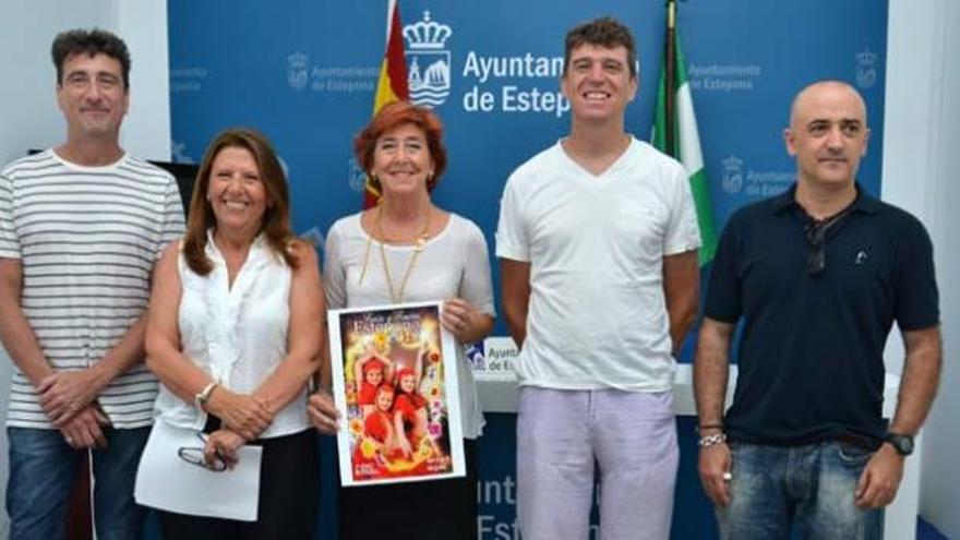 María Dolores Espinosa, concejala de Cultura, con miembros del grupo malagueño.