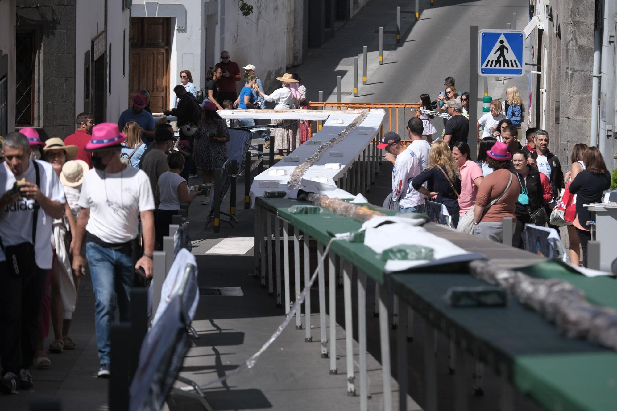 Teror elabora el bocadillo de chorizo más largo de su historia